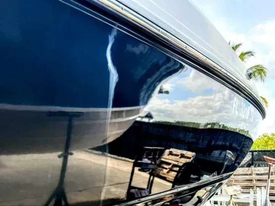 compounding waxing boat hull 600nw 1727627725